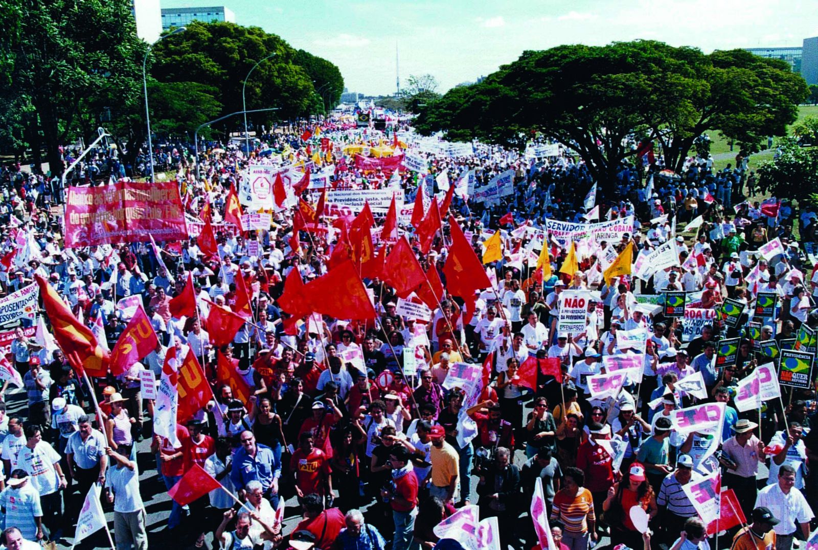 2003 marcha contra a ref da previdencia_tratada.jpg